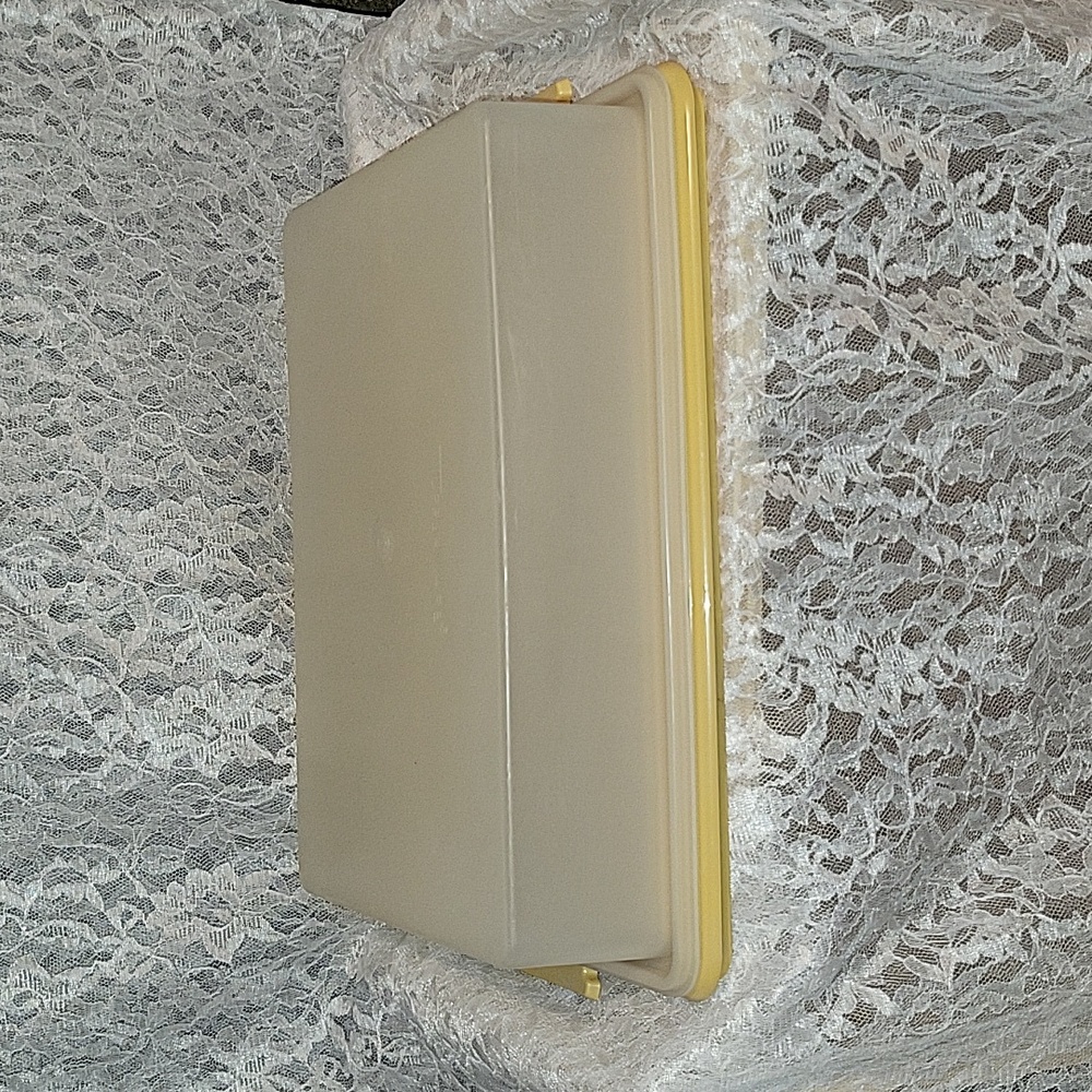 Tupperware: Cake Keeper Container